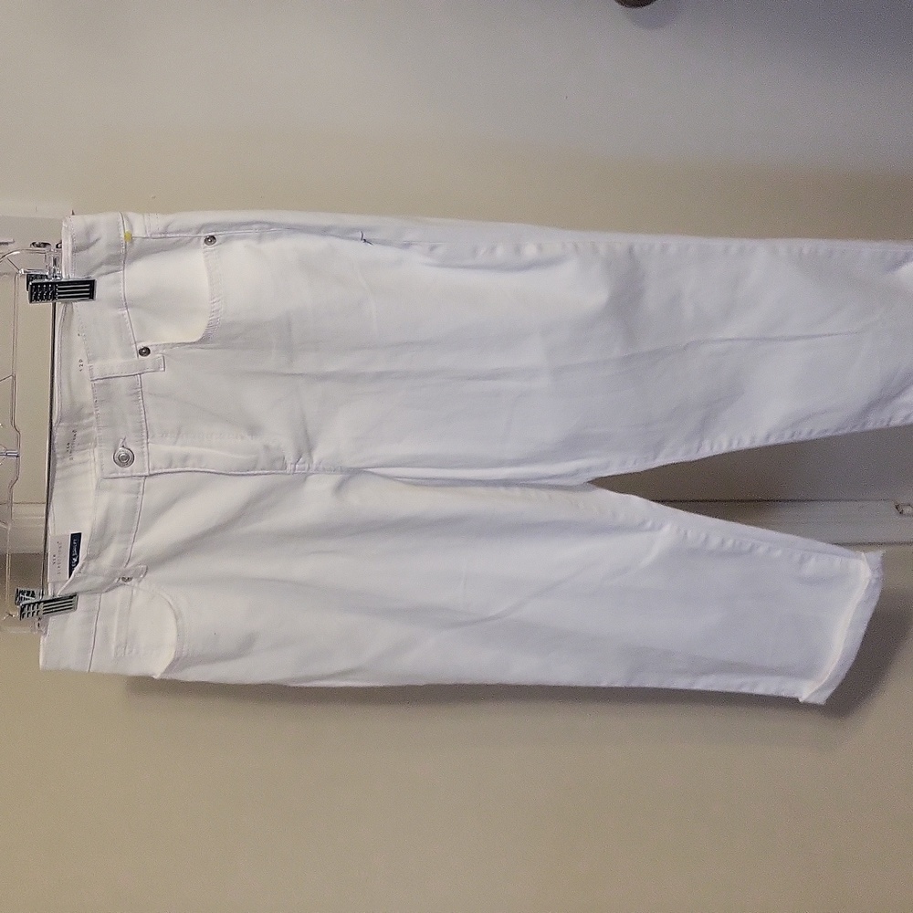 New Directions Capri nwt white waist 17 1/2” inseam 22” rise 9”
